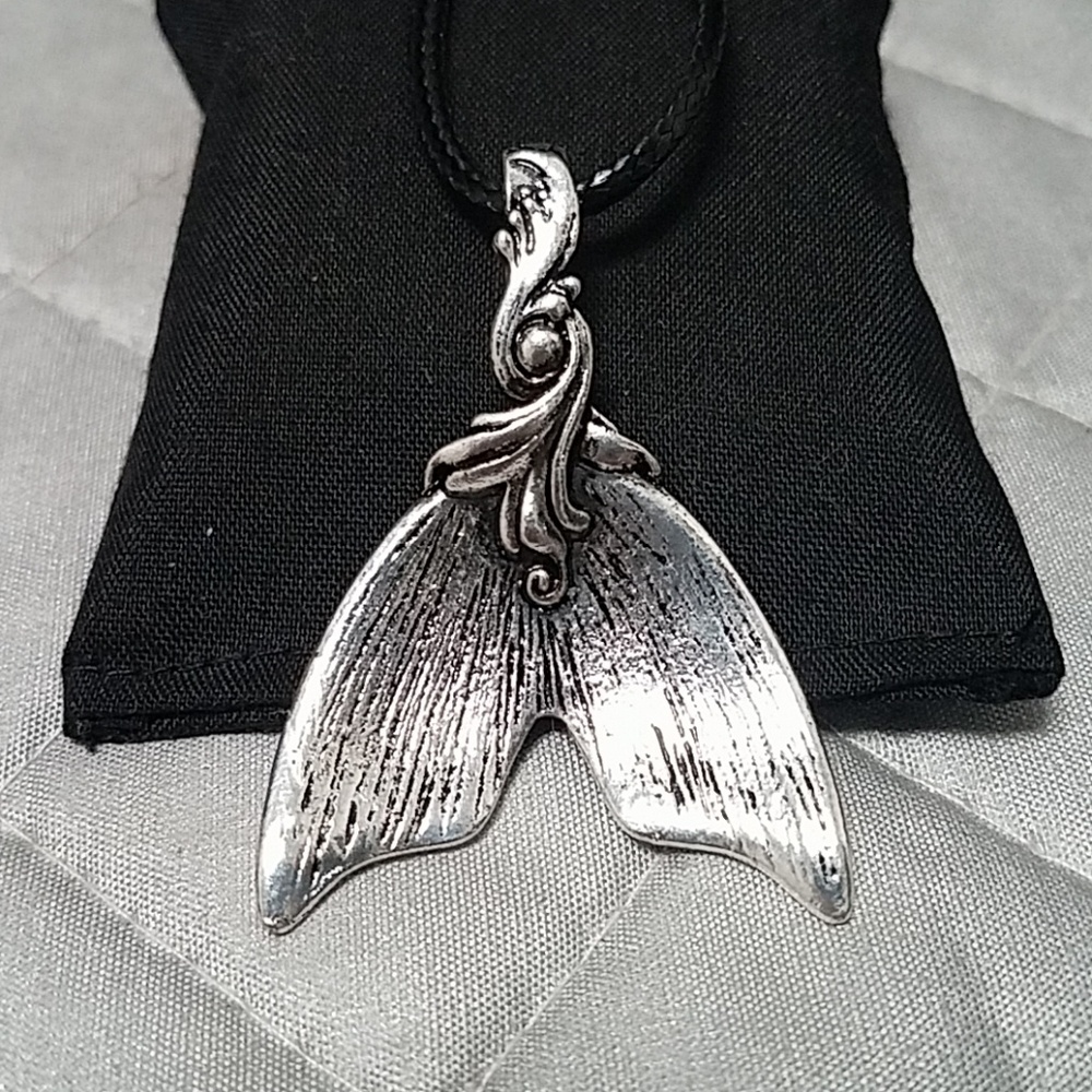 Mermaid tail necklace NWOT
